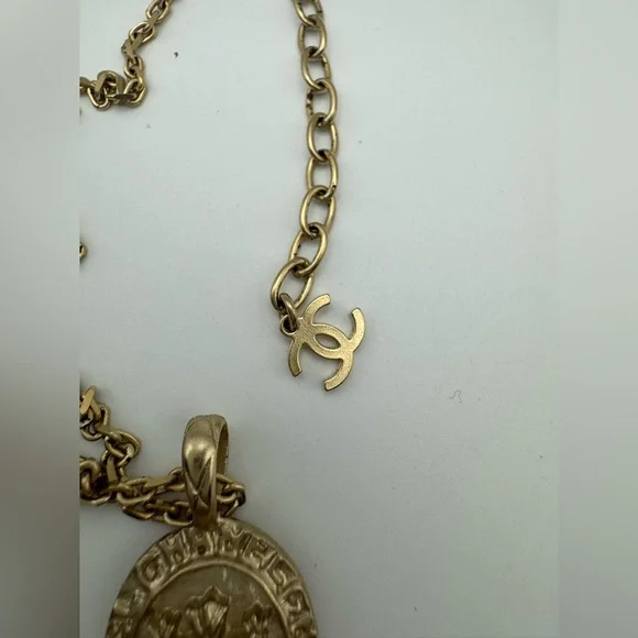 Chanel champagne gold crown and logo with crystal necklace - Picture 5 of 8